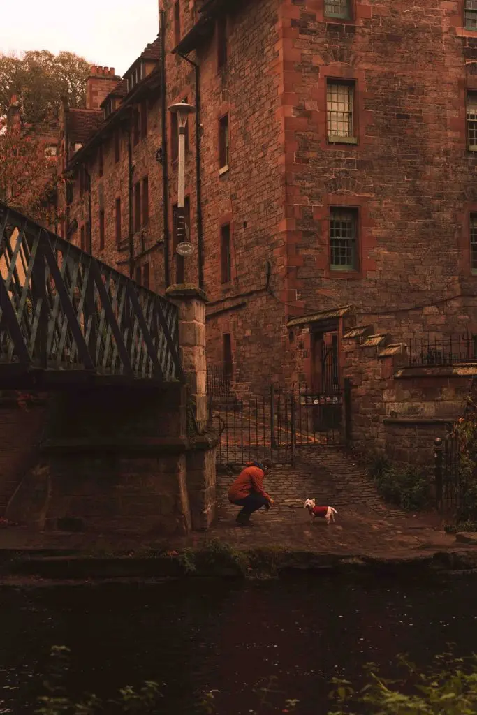Pessoas a passear em Dean Village