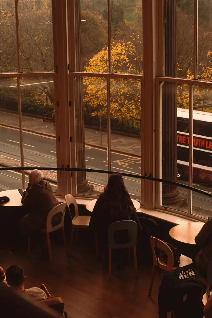 watersones livraria com vista para o castelo de Edimburgo