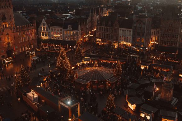 Mercado de Natal no Grote Markt durante o Winter Glow em Bruges.
