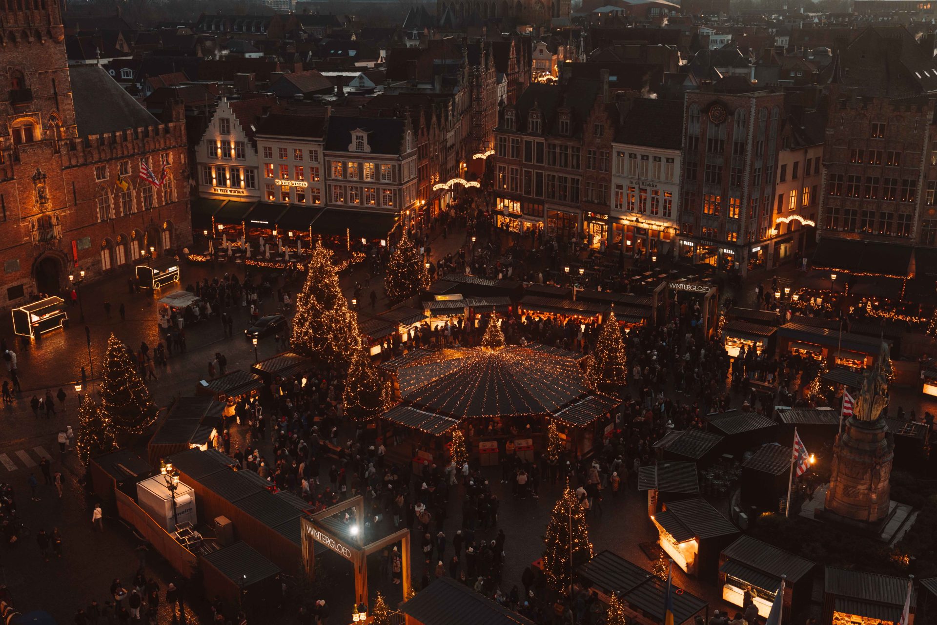Mercado de Natal no Grote Markt durante o Winter Glow em Bruges.