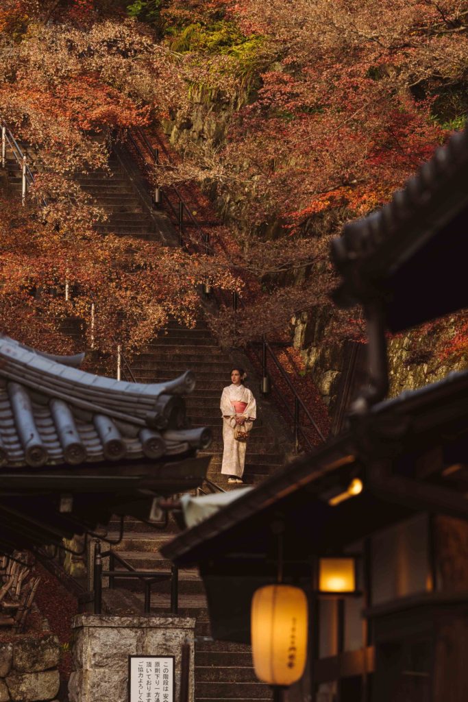 Kiyomizu-dera em Quioto, templo histórico com cenário perfeito para fotografia, especialmente durante o outono.