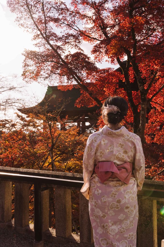Templo Kiyomizu-dera em Quioto no outono, com cores incríveis e vista ao pôr do sol, um dos templos mais famosos do Japão.