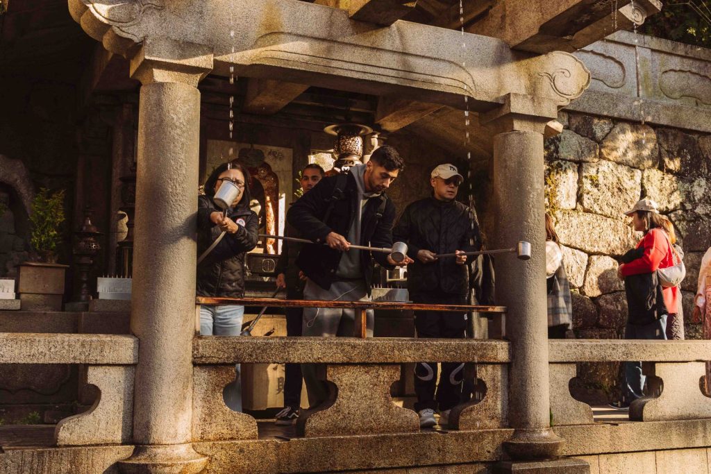 Kiyomizu-dera em Quioto, templo histórico com cenário perfeito para fotografia, especialmente durante o outono.