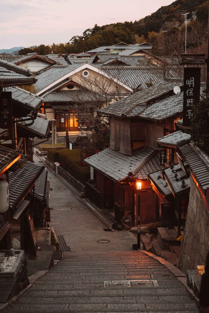 Sannenzaka em Quioto ao amanhecer, uma das ruas mais fotografadas do Japão, com casas tradicionais e caminho para o Kiyomizu-dera.