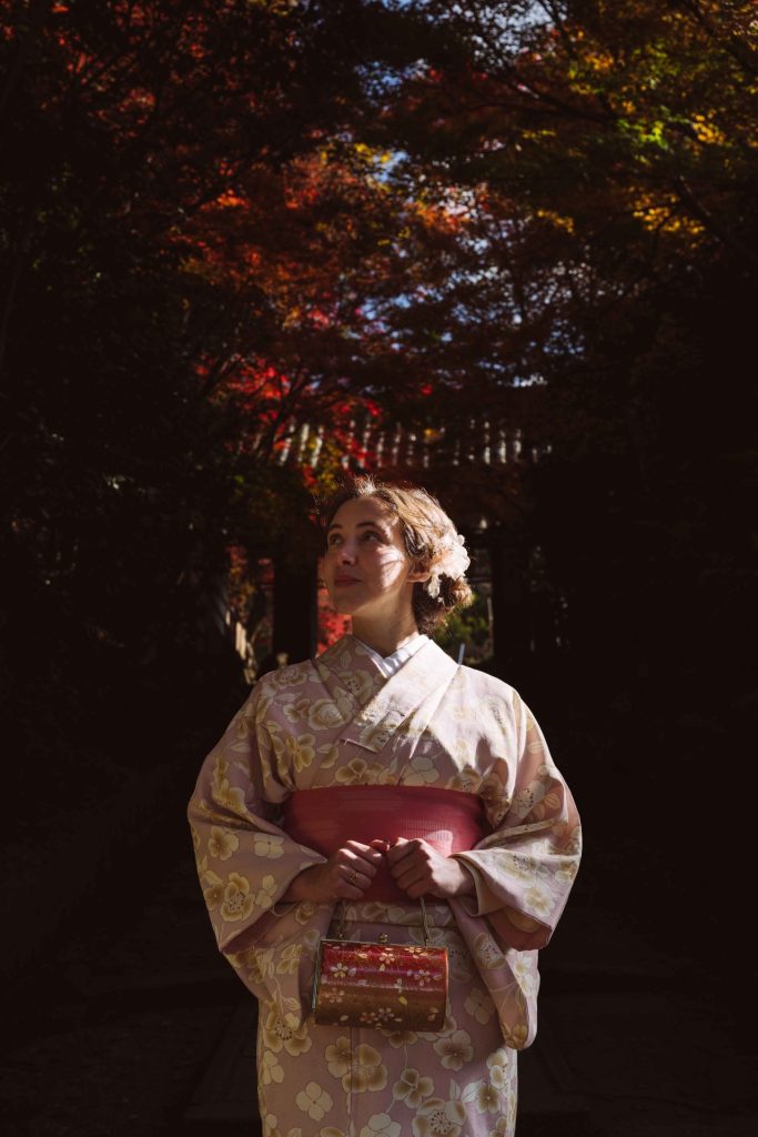 Alugar um kimono em Quioto e passear por Gion, uma das experiências culturais mais bonitas do Japão, perfeita para fotos em ruas tradicionais.
