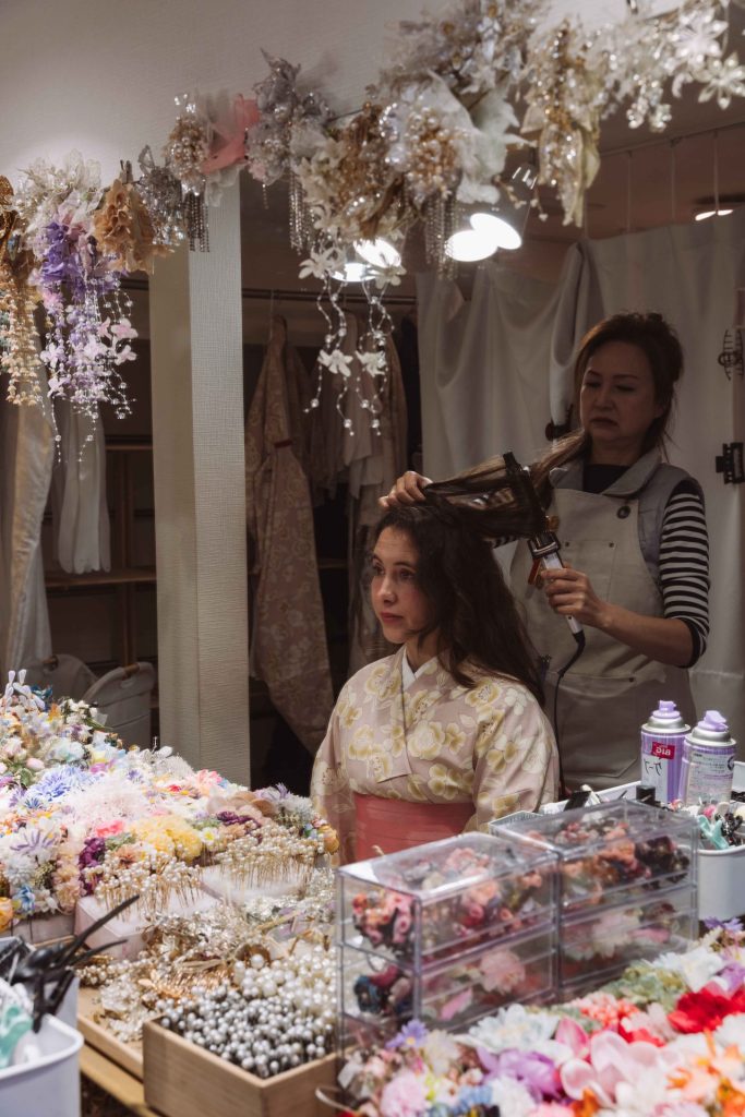Alugar um kimono em Quioto e passear por Gion, uma das experiências culturais mais bonitas do Japão, perfeita para fotos em ruas tradicionais.