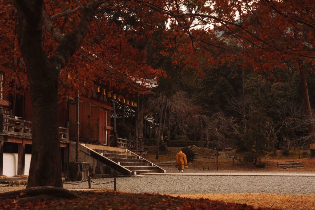 Templo Daigo-ji em Quioto, complexo histórico rodeado pela natureza e muito bonito no outono.