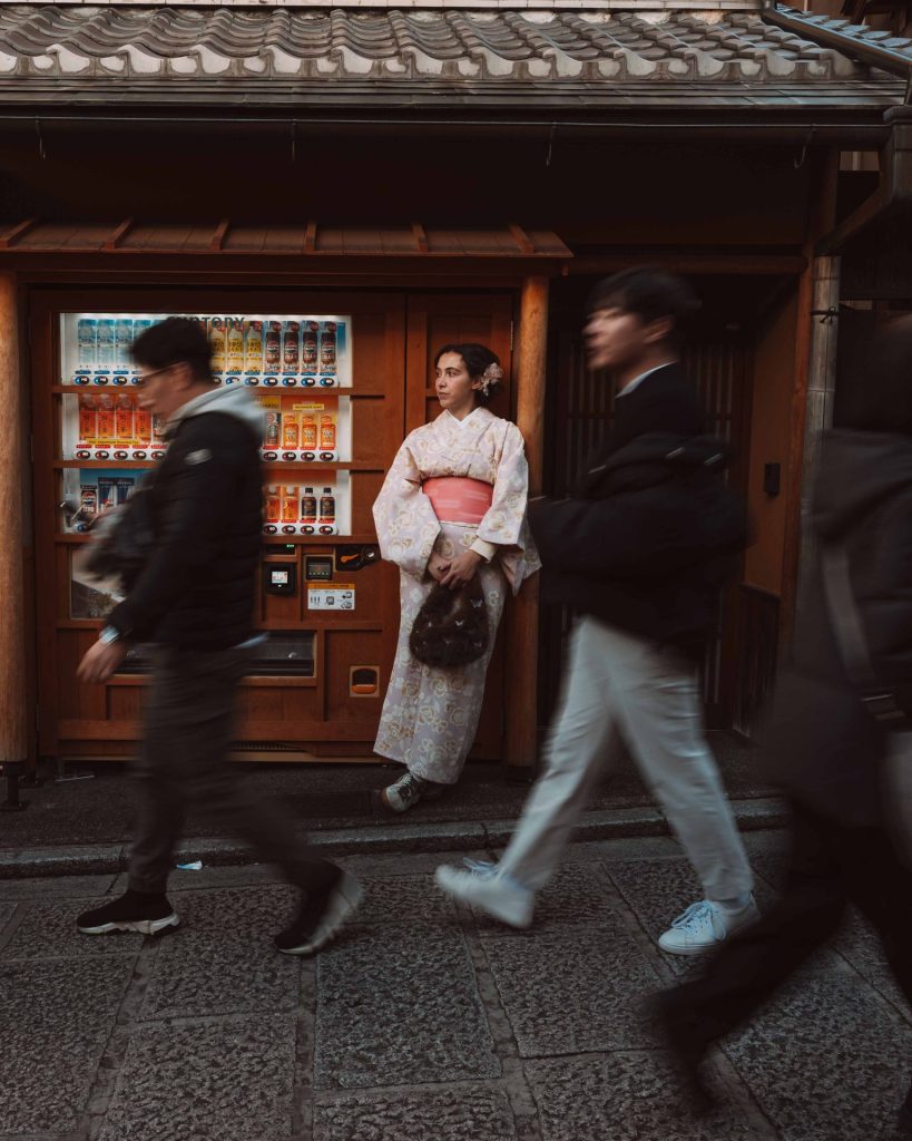 Alugar um kimono em Quioto e passear por Gion, uma das experiências culturais mais bonitas do Japão, perfeita para fotos em ruas tradicionais.