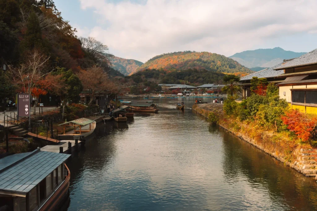 Arashiyama em Quioto, uma das zonas mais bonitas para passear junto ao rio.