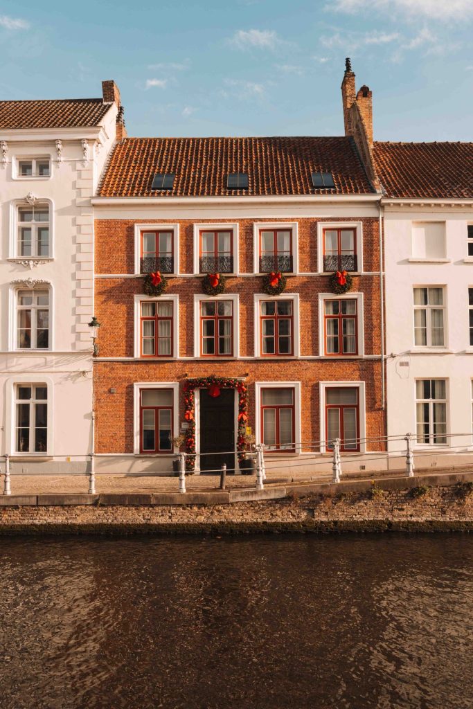 Decorações de Natal nas ruas de Bruges.