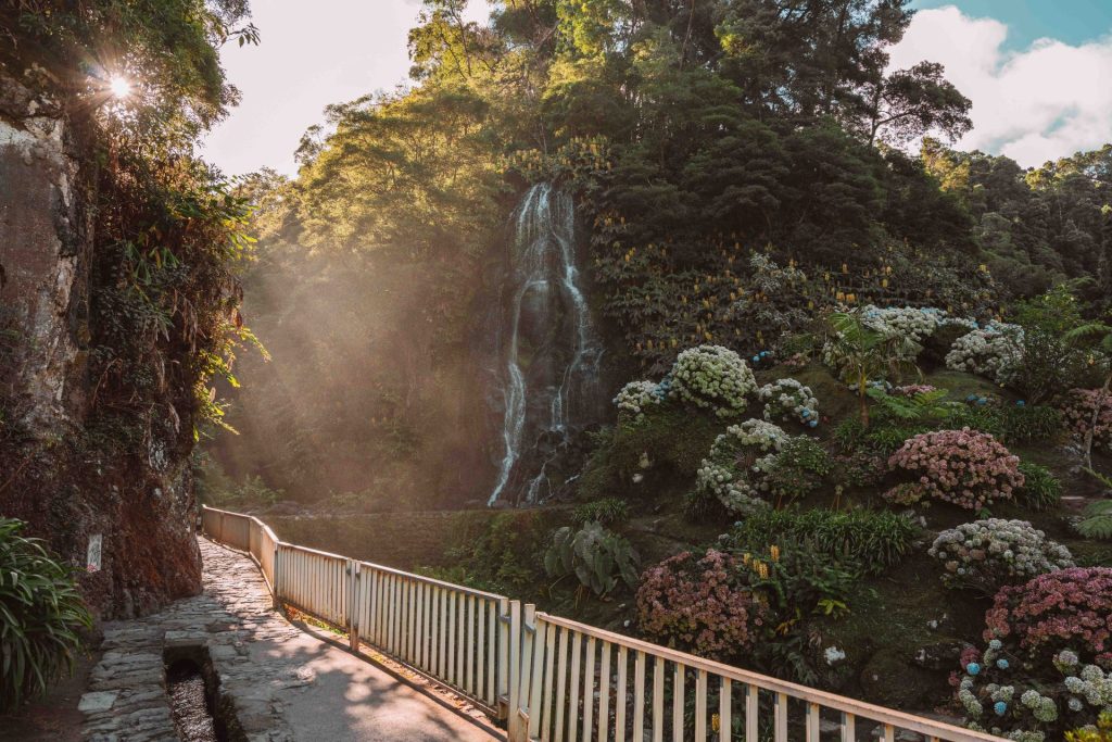 Cascata do Parque Natural da Ribeira dos Caldeirões em São Miguel