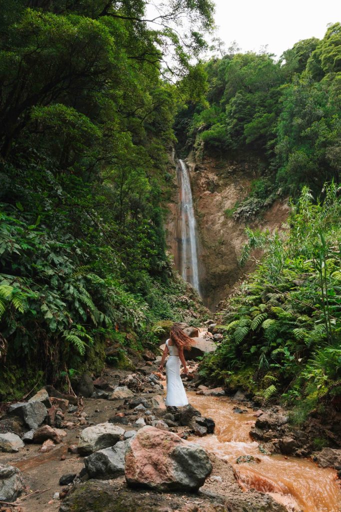 Queda de água da cascata da Ribeira Quente nos Açores