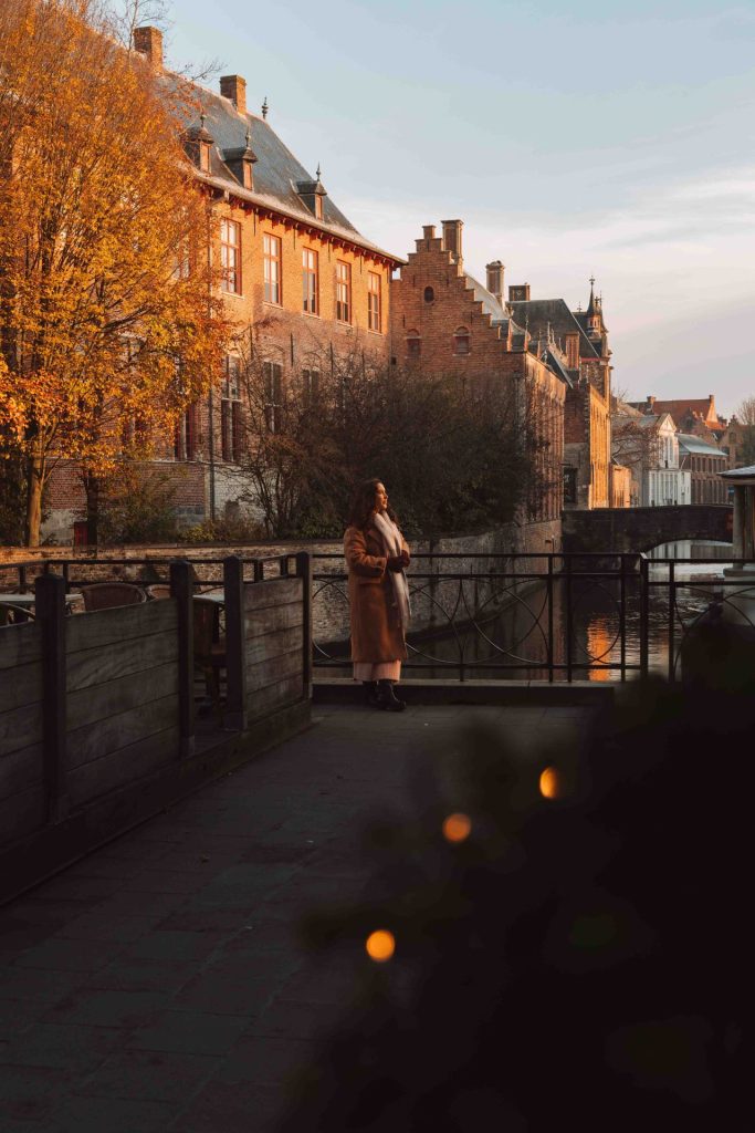 Decorações de Natal nas ruas de Bruges.