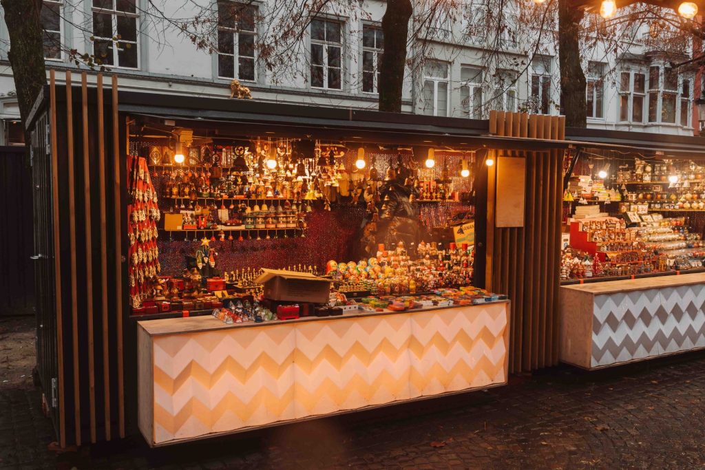 Mercado de Natal no Simon Stevinplein em Bruges.