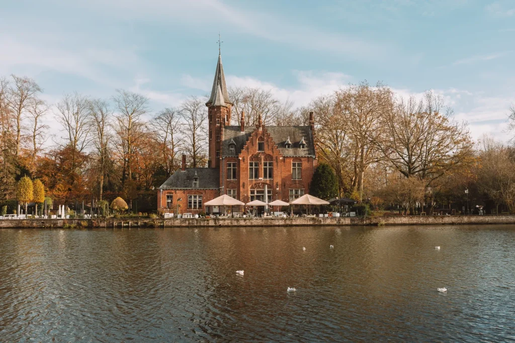 Minnewater Park com cores de outono em Bruges.
