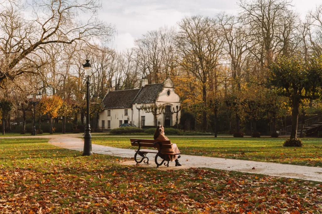 Minnewater Park com cores de outono em Bruges.