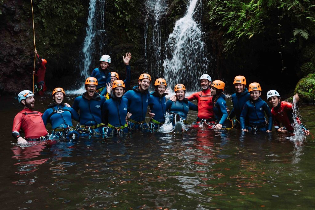 Cascata rodeada de vegetação no Parque Natural dos Caldeirões