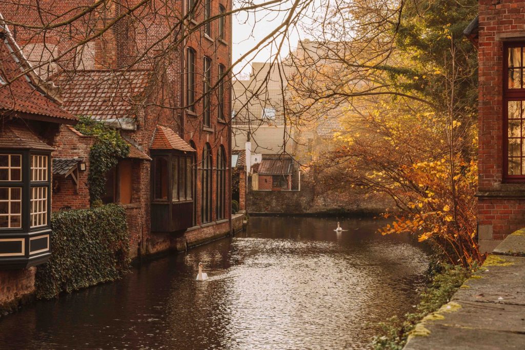 Passeio de barco pelos canais de Bruges no inverno.