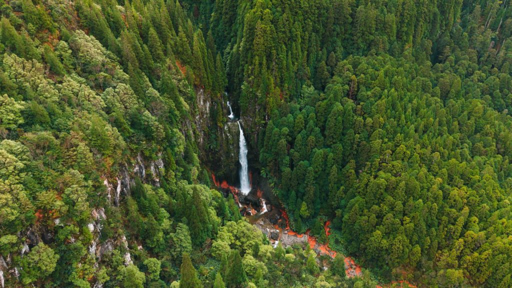 Queda de água da cascata das Lombadas nos Açores