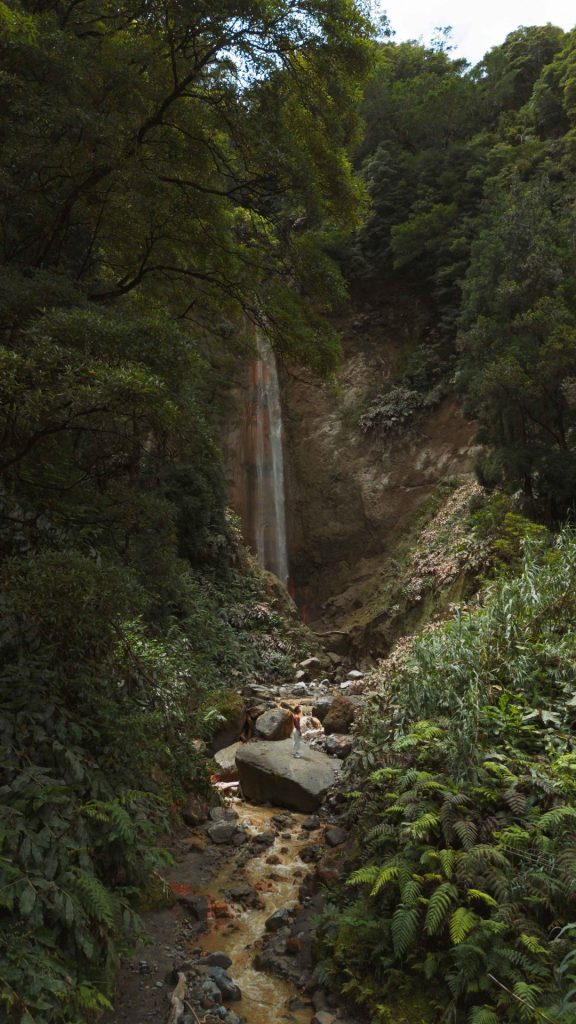 Cascata da Ribeira Quente vista junto ao túnel em São Miguel