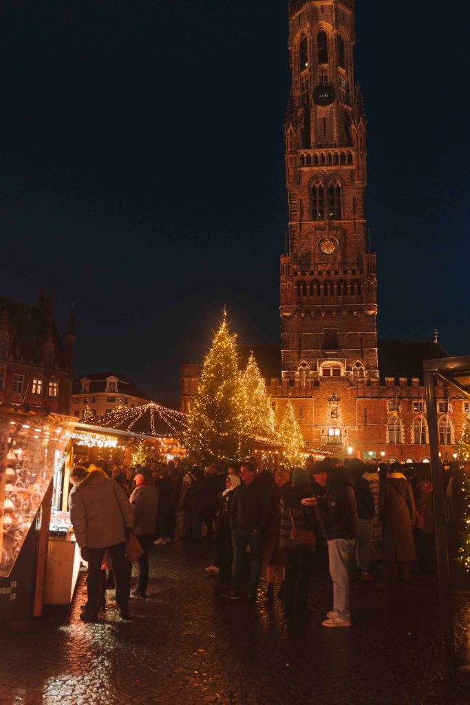 Luzes de Natal no mercado principal de Bruges à noite.