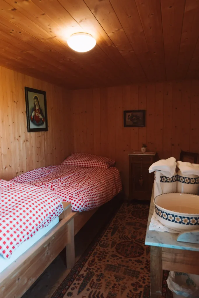 Quarto simples no Berggasthaus Schäfler, nos Alpes Suíços