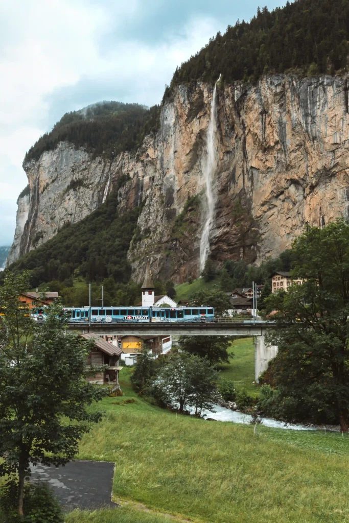 Staubbach Falls a cair sobre a aldeia de Lauterbrunnen