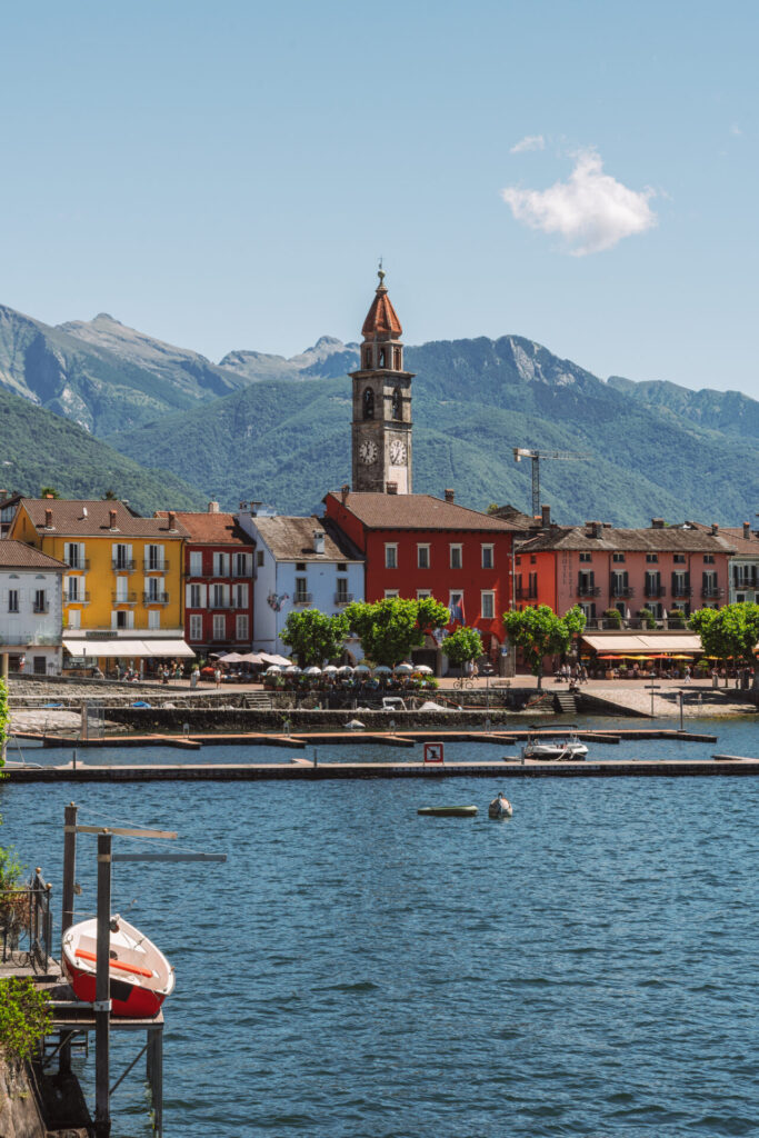 Vista da marginal de Ascona junto ao Lago Maggiore, em Ticino
