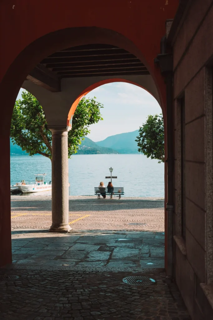 Vista da marginal de Ascona junto ao Lago Maggiore, em Ticino