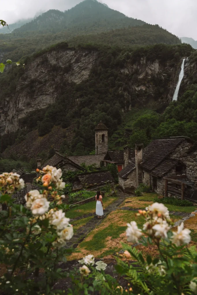 Aldeia de Foroglio rodeada pelas montanhas de Ticino
