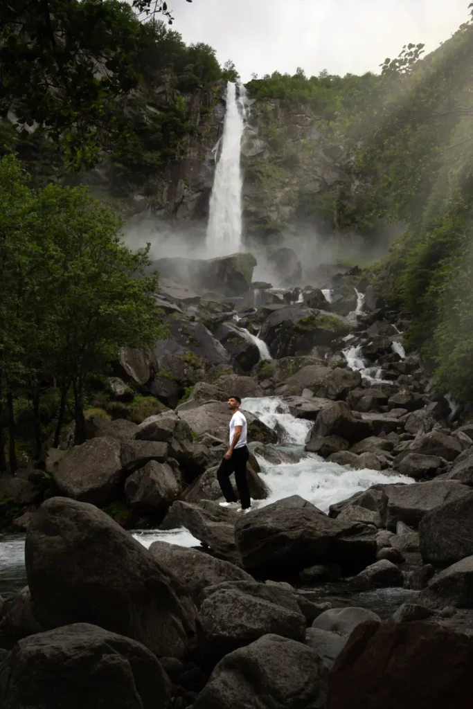 Cascata de Foroglio com vista para a queda de água.