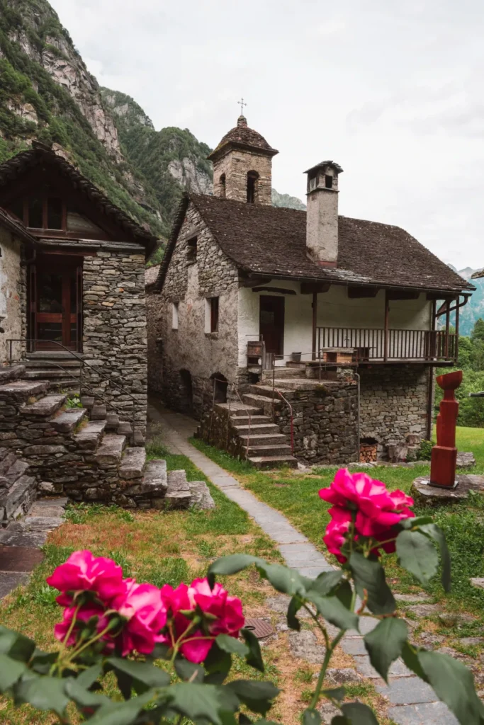 Casas tradicionais de pedra em Foroglio, na Suíça