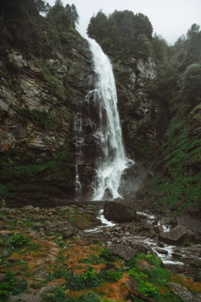 Cascata La Froda junto à vila de Sonogno