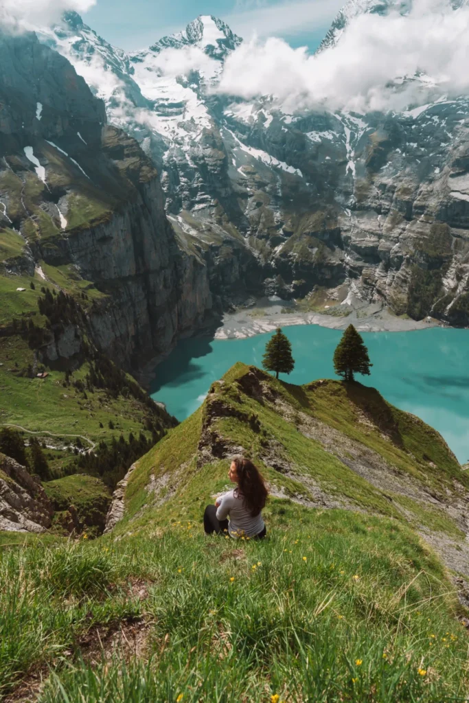 Lago Oeschinensee rodeado por montanhas nos Alpes Berneses