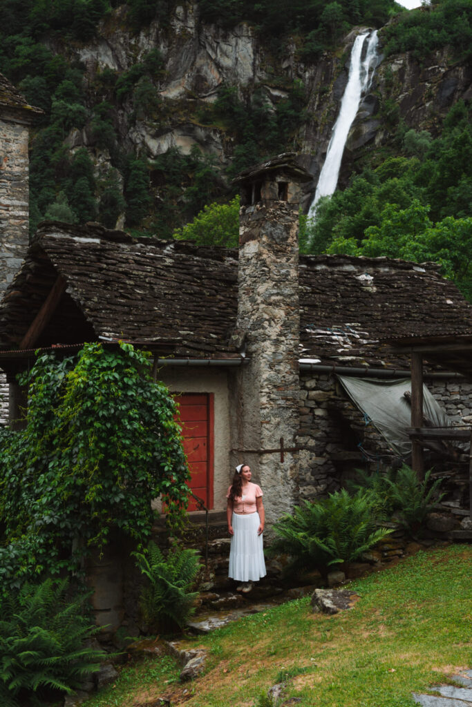 Casas de pedra da aldeia de Foroglio rodeadas pelas montanhas do Vale Bavona.