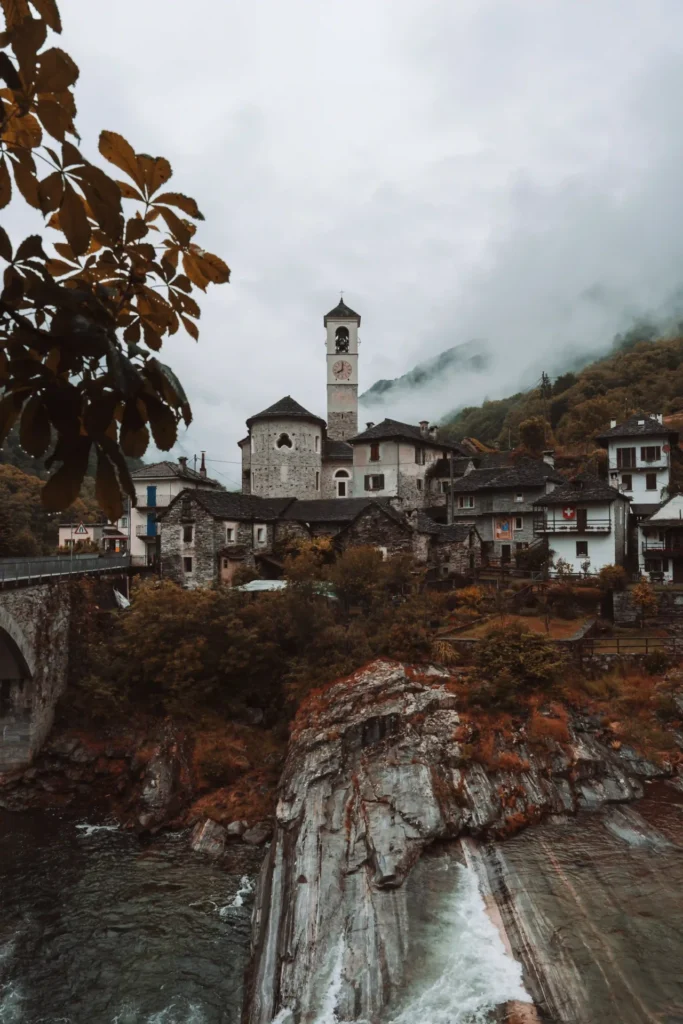 Ponte medieval de Lavertezzo em Ticino