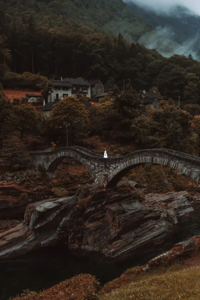 Ponte dei Salti sobre o rio Verzasca em Lavertezzo