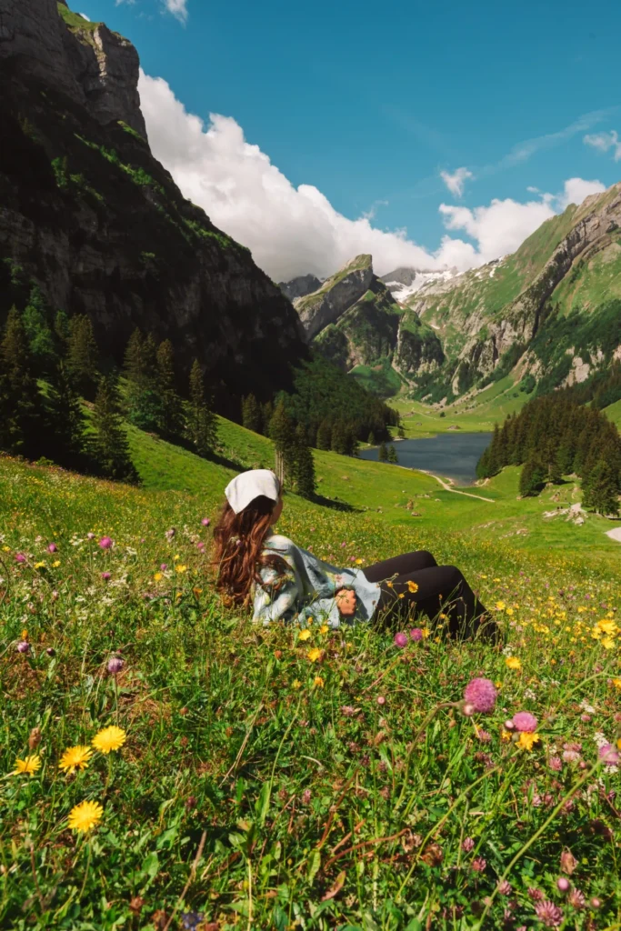 Vista sobre o Seealpsee, na região de Appenzell, na Suíça