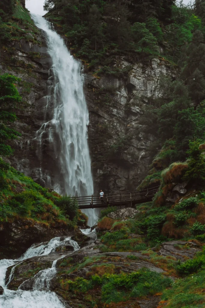 Cascata La Froda junto à vila de Sonogno