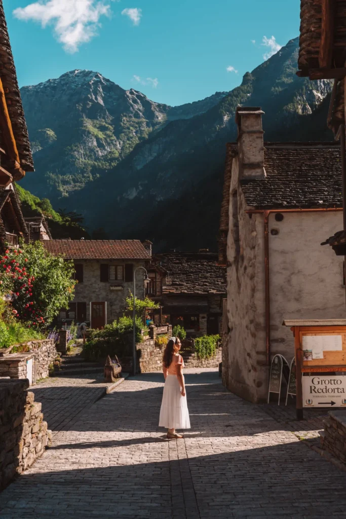 Casas tradicionais em pedra na aldeia de Sonogno