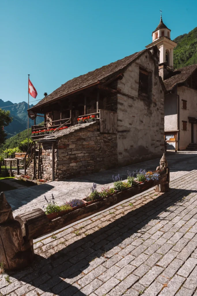 Casas tradicionais em pedra na aldeia de Sonogno