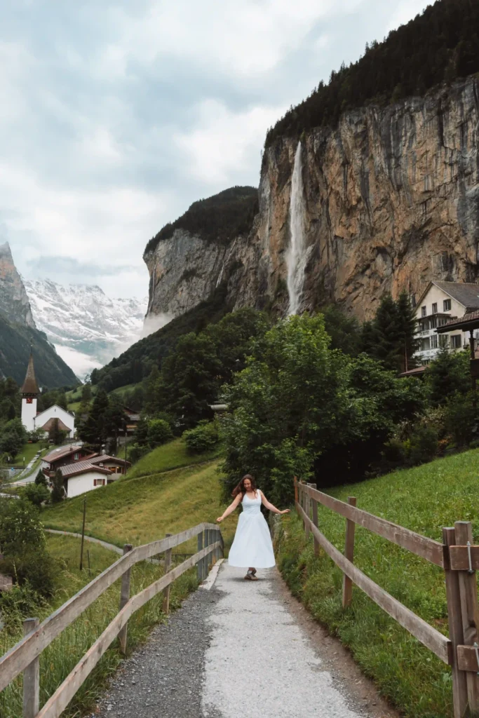 Staubbach Falls a cair sobre a aldeia de Lauterbrunnen