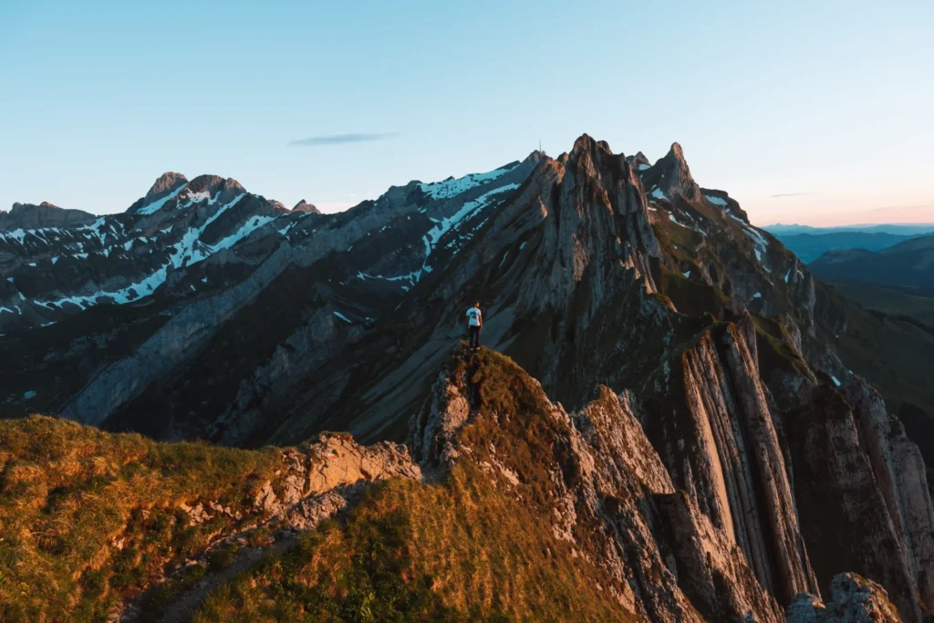 Pôr do sol no Schäfler Ridge com as montanhas de Appenzell