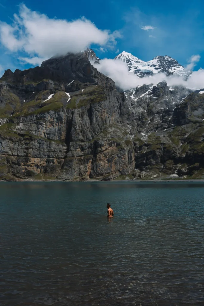 Nadar no Lago Oeschinensee na Suíça rodeado pelos Alpes Suíços