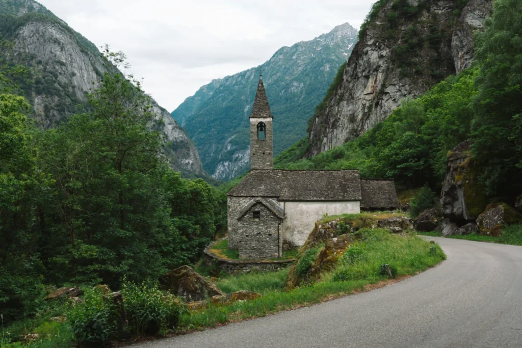Oratorio della Natività di Gannariente com vista para as montanhas do Vale Bavona.