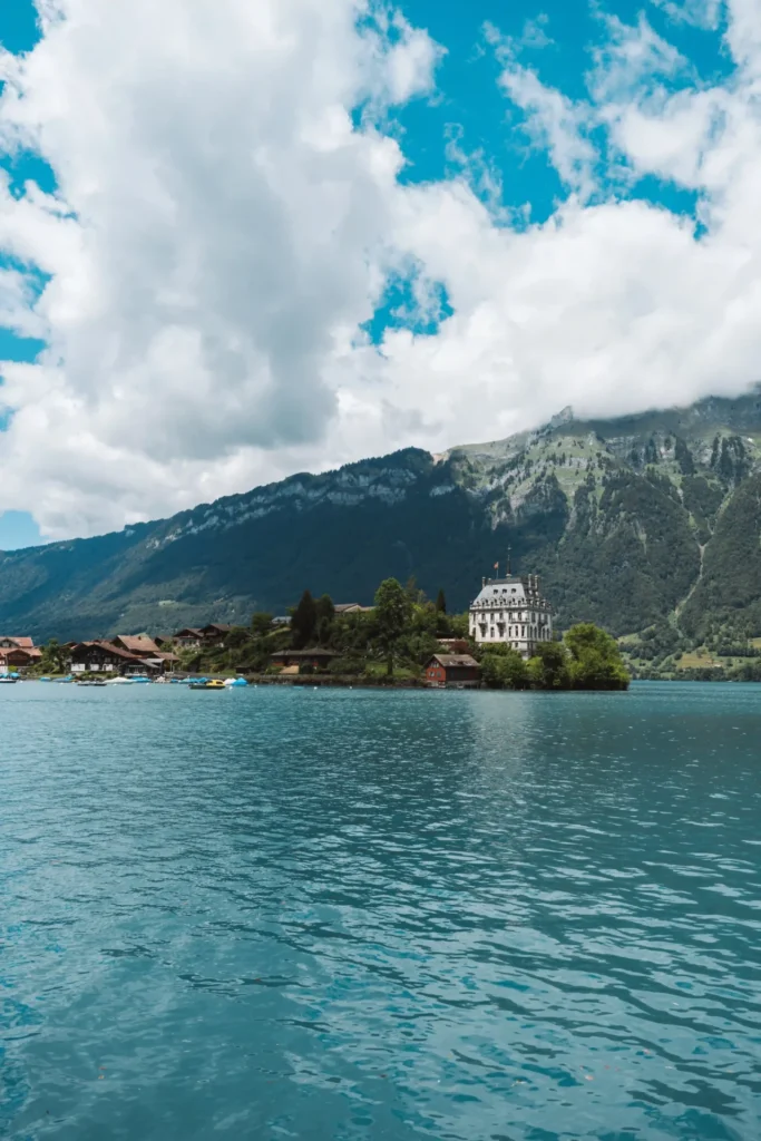 Águas azul-turquesa do Lago Brienz rodeadas por montanhas