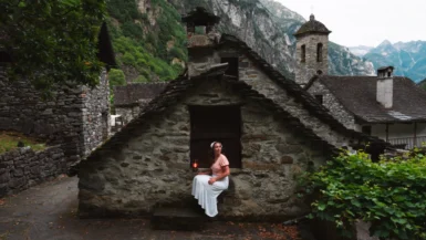 Vista da Cascata de Foroglio junto às casas tradicionais em pedra no Vale Bavona, Ticino.
