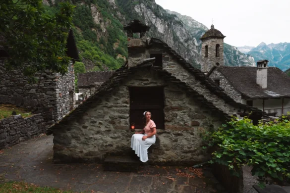 Vista da Cascata de Foroglio junto às casas tradicionais em pedra no Vale Bavona, Ticino.