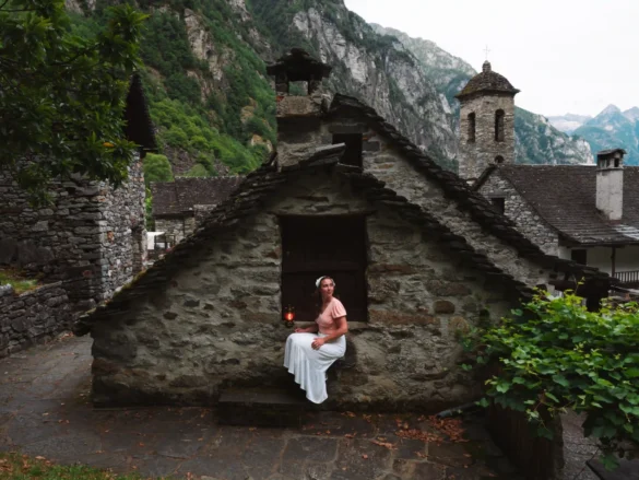 Vista da Cascata de Foroglio junto às casas tradicionais em pedra no Vale Bavona, Ticino.