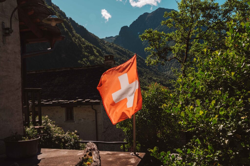 Bandeira da Suiça com uma montanha como fundo